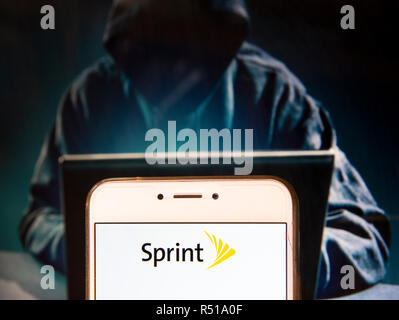 American telecommunications company fornisce servizi di wireless internet service provider logo Sprint è visto su un androide dispositivo mobile con una figura di hacker in background. Foto Stock
