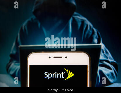 American telecommunications company fornisce servizi di wireless internet service provider logo Sprint è visto su un androide dispositivo mobile con una figura di hacker in background. Foto Stock
