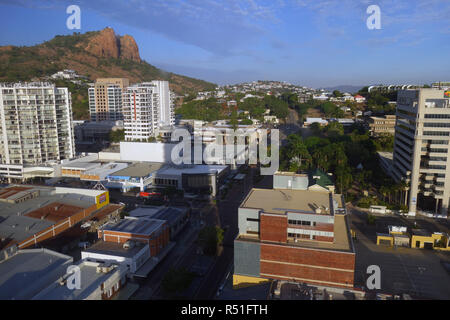 Vista sul CBD di Townsville e la Collina del Castello, Townsville, Queensland, Australia. N. PR Foto Stock