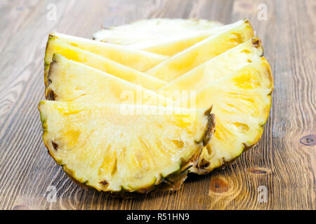 Fette di ripe sour giallo ananas, sul vecchio tavolo Foto Stock
