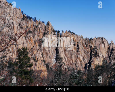 Vista la grande roccia Ulsanbawi Seoraksan nel Parco Nazionale. Corea del Sud Foto Stock