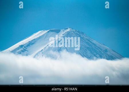 Ingrandire bellissima Fufi san preso dal lago Kawaguchiko in Yamanashi, Giappone Foto Stock