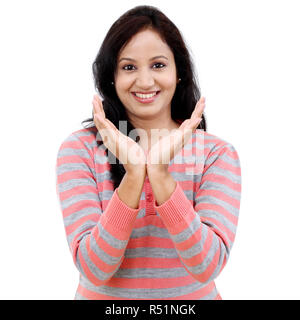 Giovane donna tenendo la mano che mostra qualcosa sul palmo aperto Foto Stock