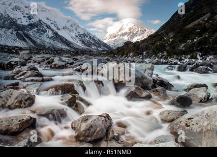 Mt Cook fiume che scorre, hooker valley via Foto Stock