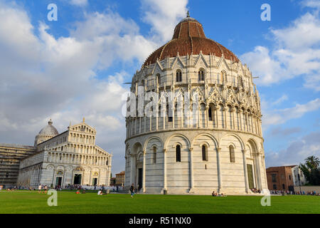 Pisa Battistero di San Giovanni e la Cattedrale o Duomo di Santa Maria Assunta a Pisa, Italia. Foto Stock