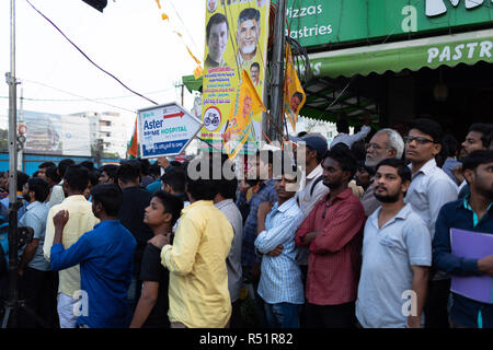 Hyderabad, India.28 Novembre,2018. Le persone che frequentano il roadshow di Andhra Pradesh Chief Minister N Chandrababu Naidu e Presidente del Congresso Rahul Gandhi a Foto Stock