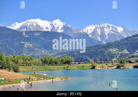 PASSY, Francia - 13 agosto: persone nuotare nel lago di Passy, sulle Alpi francesi il 13 agosto 2015. Foto Stock