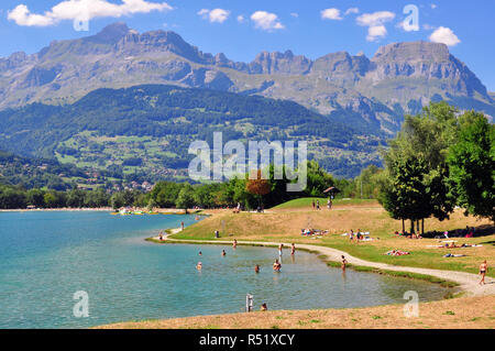 PASSY, Francia - 13 agosto: Vista di Passy lago nelle Alpi francesi il 13 agosto 2015. Foto Stock