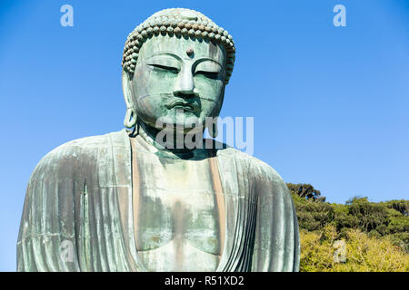 Big Buddha statua in bronzo e cielo blu Foto Stock