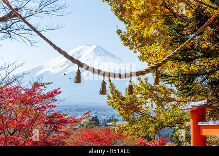 Arakura Sengen santuario e il Monte Fuji Foto Stock