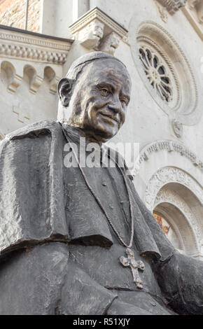 Sostieni il restauro della statua di Papa Giovanni XXIII - Seminario  Vescovile di Bergamo