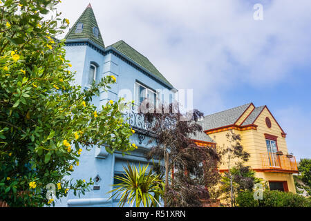 Street View di righe di case in uno dei San Francisco quartieri residenziali, California Foto Stock