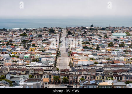 Vista aerea del quartiere al tramonto, la fascia costiera sull'Oceano Pacifico visibile in background, San Francisco, California Foto Stock