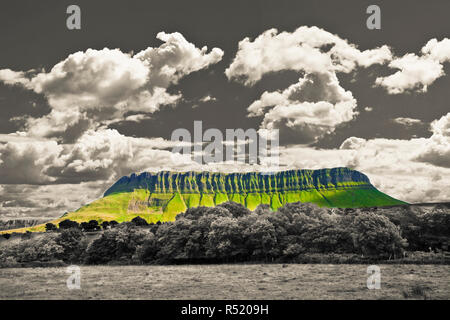 Tipico paesaggio irlandese con il Ben Bulben monte chiamato 'table mountain" per la sua forma particolare (contea di Sligo - Irlanda) Foto Stock