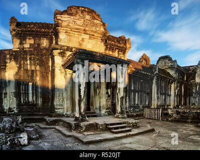 Siem Reap, Cambogia, dicembre 2017. Area interna di Angkor Wat è un complesso tempio in Cambogia e il più grande monumento religioso nel mondo Foto Stock