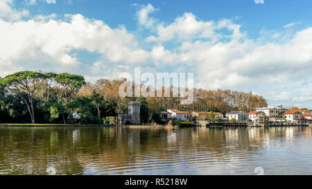 Il centro storico di Torre del Lago Puccini visto dal lago di Massaciuccoli su una splendida giornata con un cielo drammatico, Toscana, Italia Foto Stock