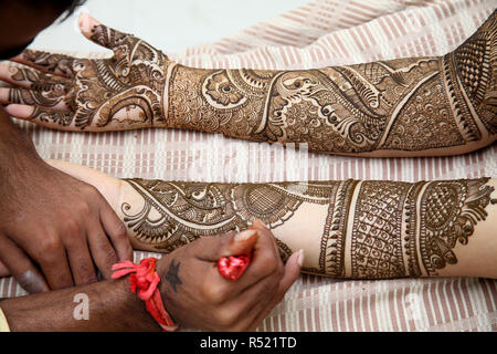 Henna essendo applicato alla sposa la mano Foto Stock