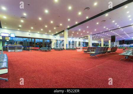 DUBAI, Emirati Arabi Uniti - Nov 13, 2018: Al Maktoum International Airport - più grande del mondo di aeroporto. Svuotare airport lounge di partenza con vuoto sedili passeggero Foto Stock