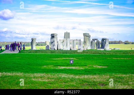 I turisti in visita a Stonehenge, un preistorico monumento di pietra a Salisbury, Wiltshire, Inghilterra, Regno Unito Foto Stock