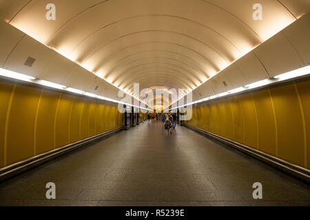 Praga, Repubblica Ceca - 14 Luglio: un corridoio a Praga la stazione della metropolitana di nome Národní třída Foto Stock