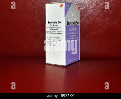 Seretide contiene due medicinali, xinafoato di salmeterolo e propionato di fluticasone. Si tratta di tre dosi diverse e in due tipi di inalatore. Foto Stock