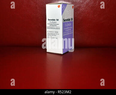 Seretide contiene due medicinali, xinafoato di salmeterolo e propionato di fluticasone. Si tratta di tre dosi diverse e in due tipi di inalatore. Foto Stock