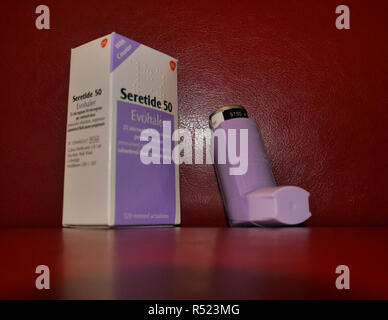 Seretide contiene due medicinali, xinafoato di salmeterolo e propionato di fluticasone. Si tratta di tre dosi diverse e in due tipi di inalatore. Foto Stock
