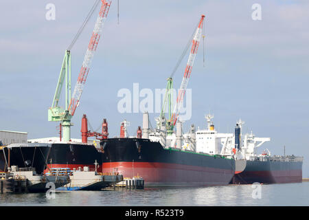 Nuova costruzione di nave in cantiere e cielo blu Foto Stock