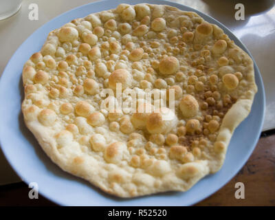 FRESH PLAIN NAAN SU PIASTRA Foto Stock