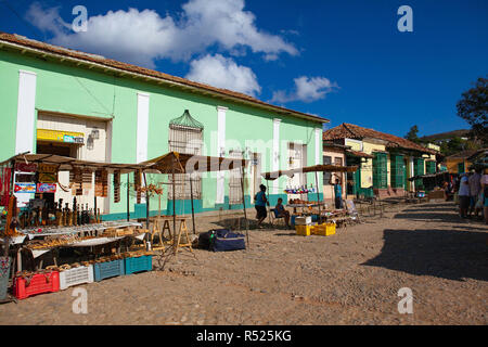 Trinidad, Cuba - Gennaio 29, 2017: tipica strada del mercato di Trinidad. Trinidad è un comune della provincia di Sancti Spiritus, Cuba centrale. Foto Stock