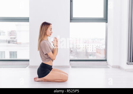 Copia spazio. donna premendo le mani insieme mentre la formazione Foto Stock