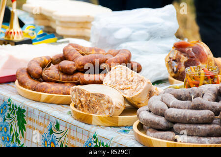 Hecha, Ucraina - Jan 27, 2018: norcineria concorrenza. tradizionali di salsicce di maiale sul tavolo Foto Stock