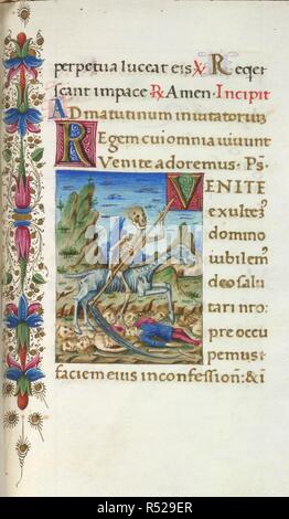 Miniatura di morte in sella ad un cavallo scheletrico, incorporante un decorato iniziale 'V'(enite), e parziale di frontiera, all'inizio del Mattutino nelle ore di morti. Libro d Ore, uso di Roma. L'Italia, S. (Napoli); 1477. Fonte: Yates Thompson 6, f.137. Lingue: Latina. Foto Stock