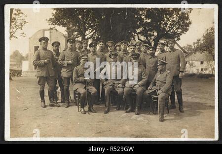 Una cartolina della Prima Guerra Mondiale che mostra ufficiali tedeschi e uomini arruolati in posa per una foto di gruppo. Data illeggibile, eventualmente 1914. Fonte: Pte.coll.pstcard 5 (collezione privata). Foto Stock