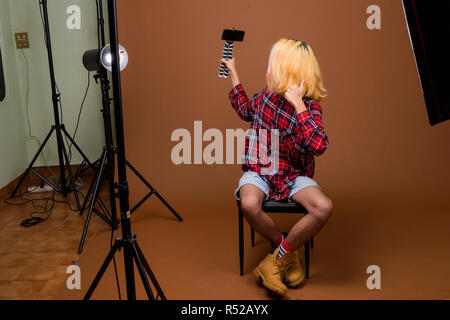 Giovani asiatici uomo filippino influencer vlogging in studio Foto Stock