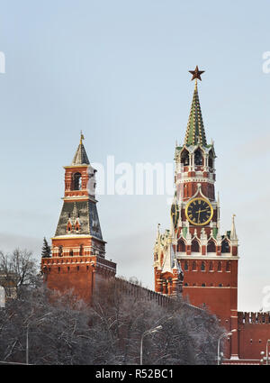 Nabatnaya, Spasskaya e Tsarskaya torri del Cremlino di Mosca. La Russia Foto Stock