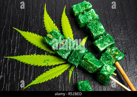 La marijuana foglie di cannabis dessert snack su un bastone Foto Stock