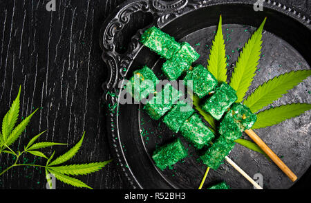 La marijuana foglie di cannabis dessert snack su un bastone Foto Stock
