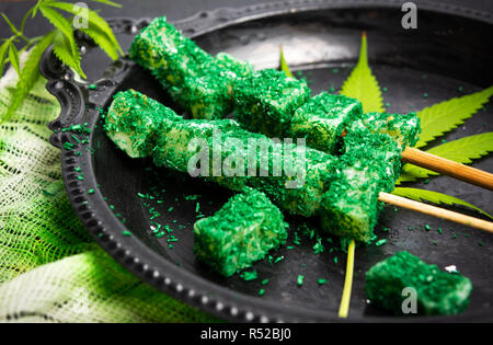 La marijuana foglie di cannabis dessert snack su un bastone Foto Stock