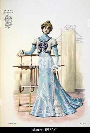 Design by Paquin. Un tè-camice. In raso morbido in blu turchese è il materiale, ricamato con incrostazioni di mousseline bouillonneÃ© refilato con ciniglia bianca in stile impero. ... Il camice è tagliata in alto a sinistra per mostrare un petticoat di calibrato di mousseline de soie, quale materiale morbido è stato anche utilizzato per la guimpe e manicotti. Il Bolero è fatta di guipure, empre moda, ed è decorata con un grande arco di bright parma-coolured velvet abbracciato da una fibbia Ã l'impero. I bracciali hanno una banda di pelliccia e doppia balza di mousseline. La polvere Puff [edizione inglese di "La Mode ar Foto Stock