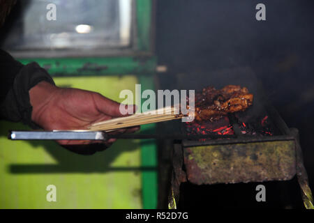 Pollo Satay è bruciato dal venditore. Bandung. Indonesia. Foto Stock