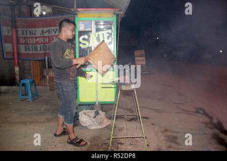 Pollo Satay è bruciato dal venditore. Bandung. Indonesia. Foto Stock