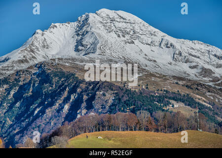 Il monte Arera con la prima neve in autunno Foto Stock