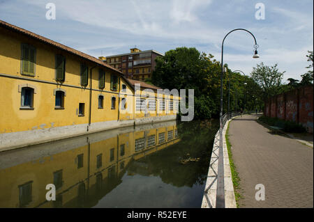 L'Italia, Lombardia, Milano, canale Martesana, collega il fiume Adda con Milano. Foto Stock