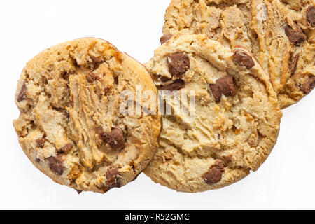 M&S rivestito di cioccolato caramello salata cookie impostati su sfondo bianco Foto Stock