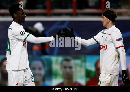 Mosca, Russia - 28 novembre: Eder (L) e Anton Miranchuk di FC Lokomotiv Mosca celebrare la vittoria durante il gruppo D match di UEFA Champions League tra FC Lokomotiv Mosca e il Galatasaray al Lokomotiv Stadium il 28 novembre 2018 a Mosca, in Russia. (MB Media) Foto Stock