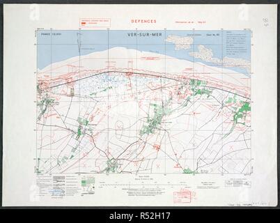 Ver-Sur-mer, sulla costa francese. "Spiaggia d'Oro". Una mappa della Seconda Guerra Mondiale. Il 6 giugno 1944, D-Day, il British cinquantesimo divisione di fanteria sbarcati a ver-sur-Mer, nel "spiaggia d'Oro" del settore. Francia 12.500 difese informazioni come a maggio 1944. [Londra] : Ufficio di guerra, 1944. Mostra lo sbarco in Normandia costa. Informazioni difesa sovrastampati in blu su GSGS 4490. Fonte: Mappe 14317.(241) 83. Foto Stock