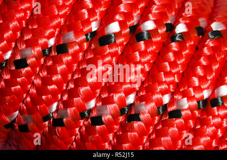 Extreme close up di nuovo rosso colorato funi in nylon Foto Stock