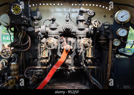 Locomotiva a vapore cabina del conducente con i piloti comandi / compone & leve nella cabina di guida del treno storico numero motore 41298, in esecuzione sull'Isola di Wight linea ferroviaria a vapore. Regno Unito (98) Foto Stock