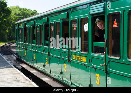 / Passeggero passeggeri a bordo terzo / 3° treno di classe di trasporto sulla storica Isola di Wight linea ferroviaria a vapore, visto a Smallbrook stazione di giunzione. Isola di Wight. Regno Unito. (98) Foto Stock